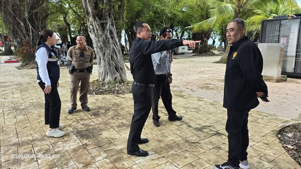 จัดเตรียมสถานที่สำหรับงานวิ่ง
นายยงยุทธ พิริยสถิต  นายกเทศมนตรีตำบลเกาะพะงัน พร้อมด้วย
นายสรเดช ธนวนิชนาม รองนายกฯ
นางสาวจิตติมา ศรีทองกุล เลขานุการฯ
ออกตรวจความพร้อมของสถานที่จัดงาน