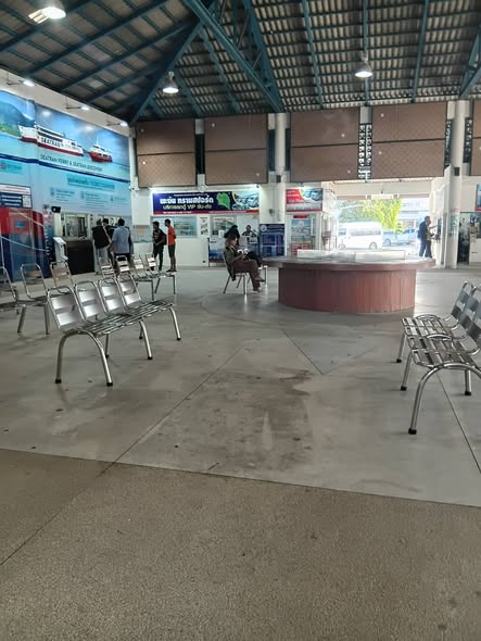 การปฎิบัติงานของสำนักงานเทศบาลตำบลเกาะพะงัน โดยการบริหารงานของคณะบริหารนำโดย นายยงยุทธ พิริยสถิต นายกเทศมนตรีตำบลเกาะพะงัน และสมาชิกสภาเทศบาลตำบลเกาะพะงัน มอบหมายให้ กองสาธารณะสุขและสิ่งแวดล้อม ทำความสะอาดบริเวณท่าเรือ - ห้องสุขา และพื้นที่โดยรอบ
