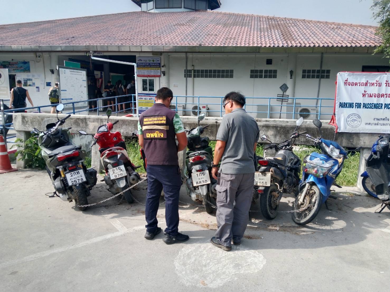 งานเทศกิจสำนักงานเทศบาลตำบลเกาะพะงัน บังคับล็อคล้อรถ ที่จอดในบริเวณห้ามจอด