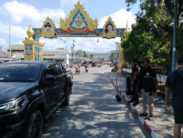 นายยงยุทธ พิริยสถิต นายกเทศมนตรีตำบลเกาะพะงัน มอบหมายให้
นายสรเดช ธนวนิชนาม รองนายกเทศมนตรี สั่งให้พนักงานเทศกิจ
ดูแลจัดการการจราจร บริเวณท่าเทียบเรือท้องศาลา