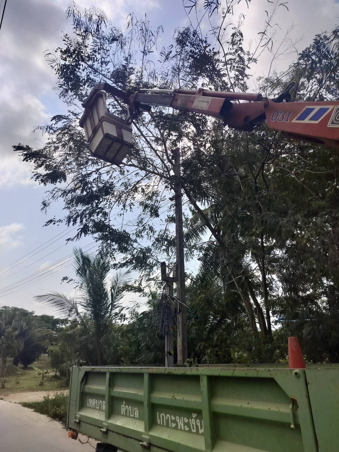 นำพนักงานกองช่างเทศบาลตำบลเกาะพะงัน 
ซ่อมโคมไฟบริเวณ ถนนนายพูล-วัดเขาถ้ำ (ตาจง)  ถนนบ้านทางเล
และสำรวจไฟถนน บริเวณสวนป่า เพื่อทำการขุดวางระบบสายไฟฟ้า