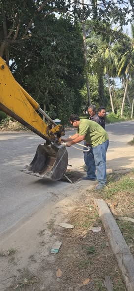 นำพนักงานกองช่างเทศบาลตำบลเกาะพะงัน เปลี่ยนฝาท่อระบายน้ำบริเวณถนนเส้นหลังอำเภอ เนื่องจากฝาเก่าชำรุด ทำให้อาจจะเกิดอันตรายในการสัญจรไปมาของประชาชนชาวเกาะพะงัน