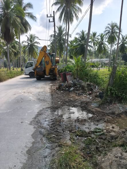 นำพนักงานพร้อมรถตักหน้าขุดหลัง เคลียร์ปัญหาขยะริมถนน