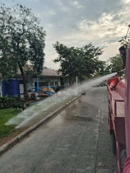นำพนักงานออกฉีดรดน้ำต้นไม้บริเวณท่าเทียบเรืออำเภอเกาะพะงัน