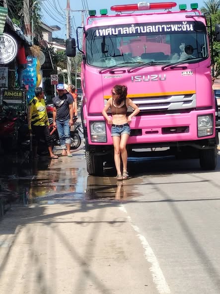 การปฎิบัติงานของพนักงานเทศบาล กองสาธารณสุขและสิ่งแวดล้อม และ งานป้องกันและบรรเทาสาธารณภัย ด้วยการบริหารของ นายยงยุทธ พิริยสถิต นายกเทศมนตรีตำบลเกาะพะงัน มอบหมายให้ นายสรเดช ธนวนิชนาม และนายกิตติ บัวสมุย รองนายกฯ สั่งการให้นายชำนาญ จันทร์ชูกลิ่น ปลัดเทศบาล พร้อมด้วย นางสาวนฎกร โบซเคิร์ต ผู้อำนวยการกองสาธารณสุขและสิ่งแวดล้อม และ นายชยา อินทเชื้อ หัวหน้าฝ่ายปกครอง นำพนักงานกวาดทราย และฉีดน้ำทำความสะอาด บริเวณสองข้างทางถนนเส้นบ้านใต้ [ทำต่อเนื่องทุกวัน เนื่องจากเป็นถนนสายยาวและมีดินทรายจำนวนมาก]