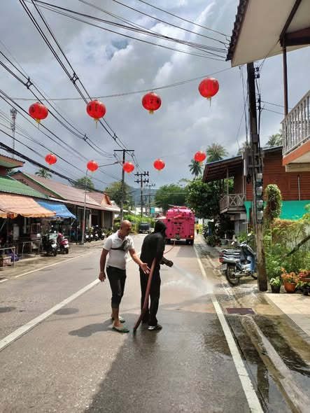 การปฎิบัติงานของพนักงานเทศบาล กองสาธารณสุขและสิ่งแวดล้อม และ งานป้องกันและบรรเทาสาธารณภัย ด้วยการบริหารของ นายยงยุทธ พิริยสถิต นายกเทศมนตรีตำบลเกาะพะงัน มอบหมายให้ นายสรเดช ธนวนิชนาม และนายกิตติ บัวสมุย รองนายกฯ สั่งการให้นายชำนาญ จันทร์ชูกลิ่น ปลัดเทศบาล พร้อมด้วย นางสาวนฎกร โบซเคิร์ต ผู้อำนวยการกองสาธารณสุขและสิ่งแวดล้อม และ นายชยา อินทเชื้อ หัวหน้าฝ่ายปกครอง นำพนักงานกวาดทราย และฉีดน้ำทำความสะอาด บริเวณสองข้างทางถนนเส้นบ้านใต้ [ทำต่อเนื่องทุกวัน เนื่องจากเป็นถนนสายยาวและมีดินทรายจำนวนมาก]