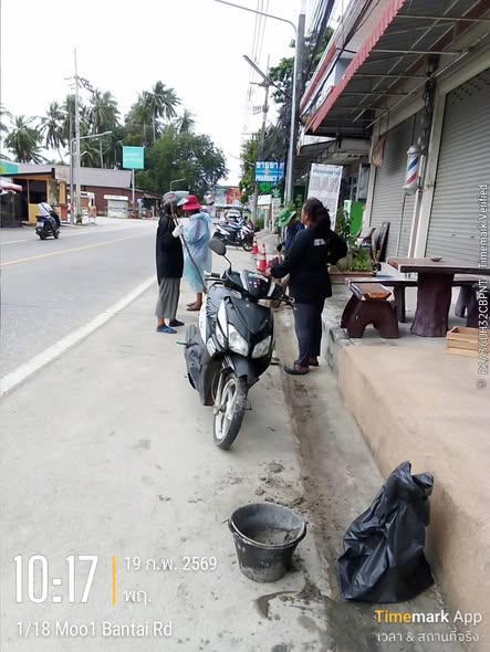การปฎิบัติงานของพนักงานเทศบาล กองสาธารณสุขและสิ่งแวดล้อม และ งานป้องกันและบรรเทาสาธารณภัย ด้วยการบริหารของ นายยงยุทธ พิริยสถิต นายกเทศมนตรีตำบลเกาะพะงัน มอบหมายให้ นายสรเดช ธนวนิชนาม และนายกิตติ บัวสมุย รองนายกฯ สั่งการให้นายชำนาญ จันทร์ชูกลิ่น ปลัดเทศบาล พร้อมด้วย นางสาวนฎกร โบซเคิร์ต ผู้อำนวยการกองสาธารณสุขและสิ่งแวดล้อม และ นายชยา อินทเชื้อ หัวหน้าฝ่ายปกครอง นำพนักงานกวาดทราย และฉีดน้ำทำความสะอาด บริเวณสองข้างทางถนนเส้นบ้านใต้ [ทำต่อเนื่องทุกวัน เนื่องจากเป็นถนนสายยาวและมีดินทรายจำนวนมาก]