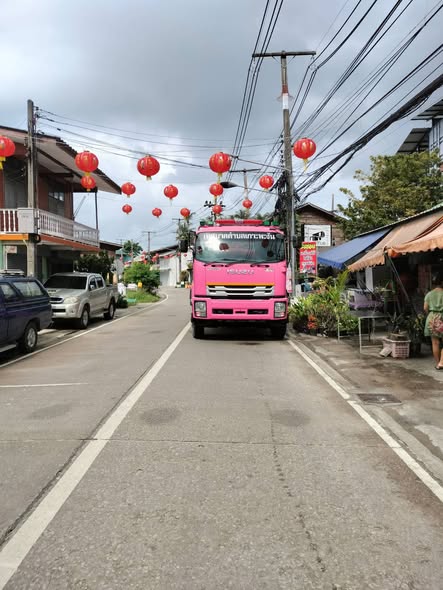 การปฎิบัติงานของพนักงานเทศบาล กองสาธารณสุขและสิ่งแวดล้อม และ งานป้องกันและบรรเทาสาธารณภัย ด้วยการบริหารของ นายยงยุทธ พิริยสถิต นายกเทศมนตรีตำบลเกาะพะงัน มอบหมายให้ นายสรเดช ธนวนิชนาม และนายกิตติ บัวสมุย รองนายกฯ สั่งการให้นายชำนาญ จันทร์ชูกลิ่น ปลัดเทศบาล พร้อมด้วย นางสาวนฎกร โบซเคิร์ต ผู้อำนวยการกองสาธารณสุขและสิ่งแวดล้อม และ นายชยา อินทเชื้อ หัวหน้าฝ่ายปกครอง นำพนักงานกวาดทราย และฉีดน้ำทำความสะอาด บริเวณสองข้างทางถนนเส้นบ้านใต้ [ทำต่อเนื่องทุกวัน เนื่องจากเป็นถนนสายยาวและมีดินทรายจำนวนมาก]