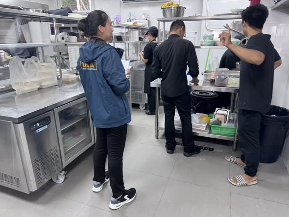 การปฎิบัติงานของพนักงานเทศบาล ด้วยการบริหารของ นายยงยุทธ พิริยสถิต นายกเทศมนตรีตำบลเกาะพะงัน
มอบหมายให้ นายกิตติ บัวสมุย รองนายกฯ
สั่งการนางสาวนฎกร โบซเคิร์ต ผู้อำนวยการกองสาธารณสุขและสิ่งแวดล้อม นำพนักงานเทศบาลลงพื่้นที่ตรวจสถานประกอบการที่ยื่นขอใบอนุญาต
