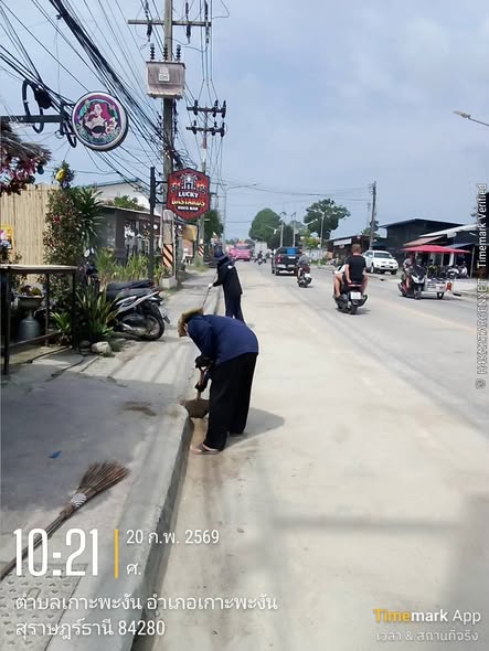 การปฎิบัติงานของพนักงานเทศบาล กองสาธารณสุขและสิ่งแวดล้อม และ งานป้องกันและบรรเทาสาธารณภัย ด้วยการบริหารของ นายยงยุทธ พิริยสถิต นายกเทศมนตรีตำบลเกาะพะงัน มอบหมายให้ นายสรเดช ธนวนิชนาม และนายกิตติ บัวสมุย รองนายกฯ สั่งการให้นายชำนาญ จันทร์ชูกลิ่น ปลัดเทศบาล พร้อมด้วย นางสาวนฎกร โบซเคิร์ต ผู้อำนวยการกองสาธารณสุขและสิ่งแวดล้อม และ นายชยา อินทเชื้อ หัวหน้าฝ่ายปกครอง นำพนักงานกวาดทราย และฉีดน้ำทำความสะอาด บริเวณสองข้างทางถนนเส้นบ้านใต้ [ทำต่อเนื่องทุกวัน เนื่องจากเป็นถนนสายยาวและมีดินทรายจำนวนมาก]