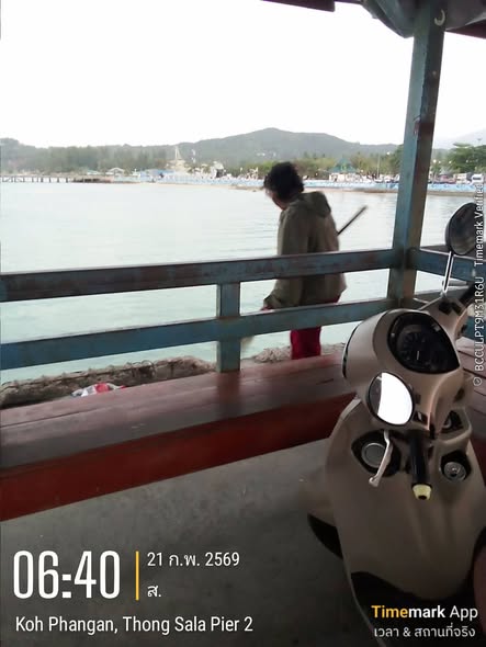 วันเสาร์ วันอาทิตย์ เราก็ยังไม่หยุดปฎิบัติงานดูแลความสะอาดท่าเทียบเรือทุกวันสามเวลา เช้าตรู่ ช่วงบ่าย ช่วงเย็น
เพื่อความเป็นระเบียบเรียบร้อยและเป็นหน้าตาของเกาะพะงันสำหรับต้อนรับผู้มาเยือน