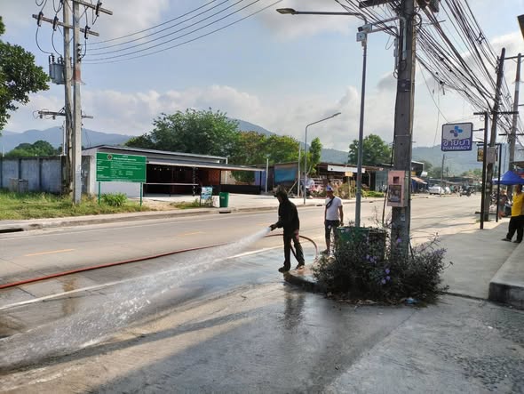การปฎิบัติงานของพนักงานเทศบาล กองสาธารณสุขและสิ่งแวดล้อม และ งานป้องกันและบรรเทาสาธารณภัย ด้วยการบริหารของ นายยงยุทธ พิริยสถิต นายกเทศมนตรีตำบลเกาะพะงัน มอบหมายให้ นายสรเดช ธนวนิชนาม และนายกิตติ บัวสมุย รองนายกฯ สั่งการให้นายชำนาญ จันทร์ชูกลิ่น ปลัดเทศบาล พร้อมด้วย นางสาวนฎกร โบซเคิร์ต ผู้อำนวยการกองสาธารณสุขและสิ่งแวดล้อม และ นายชยา อินทเชื้อ หัวหน้าฝ่ายปกครอง นำพนักงานกวาดทราย และฉีดน้ำทำความสะอาด บริเวณสองข้างทางถนนเส้นบ้านใต้ [ทำต่อเนื่องทุกวัน เนื่องจากเป็นถนนสายยาวและมีดินทรายจำนวนมาก]
