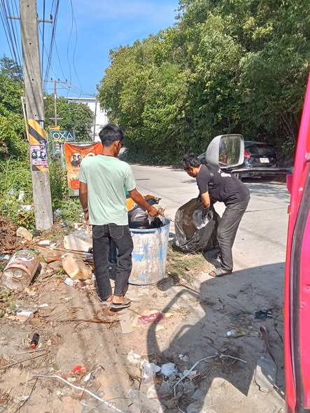 การปฎิบัติงานของพนักงานเทศบาล กองสาธารณสุขและสิ่งแวดล้อม
ด้วยการบริหารของ นายยงยุทธ พิริยสถิต นายกเทศมนตรีตำบลเกาะพะงัน มอบหมายให้
นายกิตติ บัวสมุย รองนายกฯ สั่งการให้ นางสาวนฎกร โบซเคิร์ต ผู้อำนวยการกองสาธารณสุขและสิ่งแวดล้อม
ให้นำพนักงานออกเก็บขยะริมทางเส้นในวก